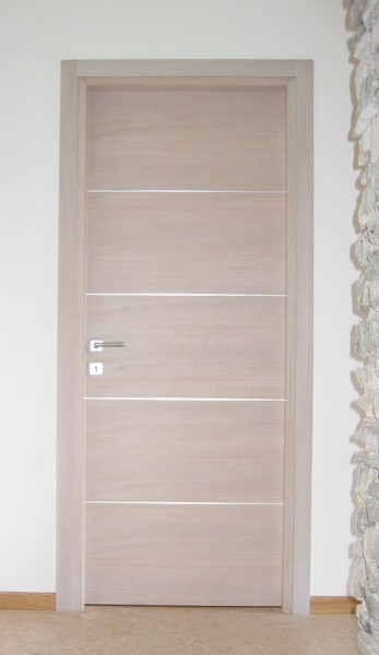 Porta in rovere cieca sbiancata con impiallaciatura orizzontale e quattro inserti in alluminio satinato
