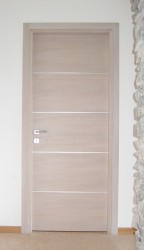 Porta in rovere cieca sbiancata con impiallaciatura orizzontale e quattro inserti in alluminio satinato